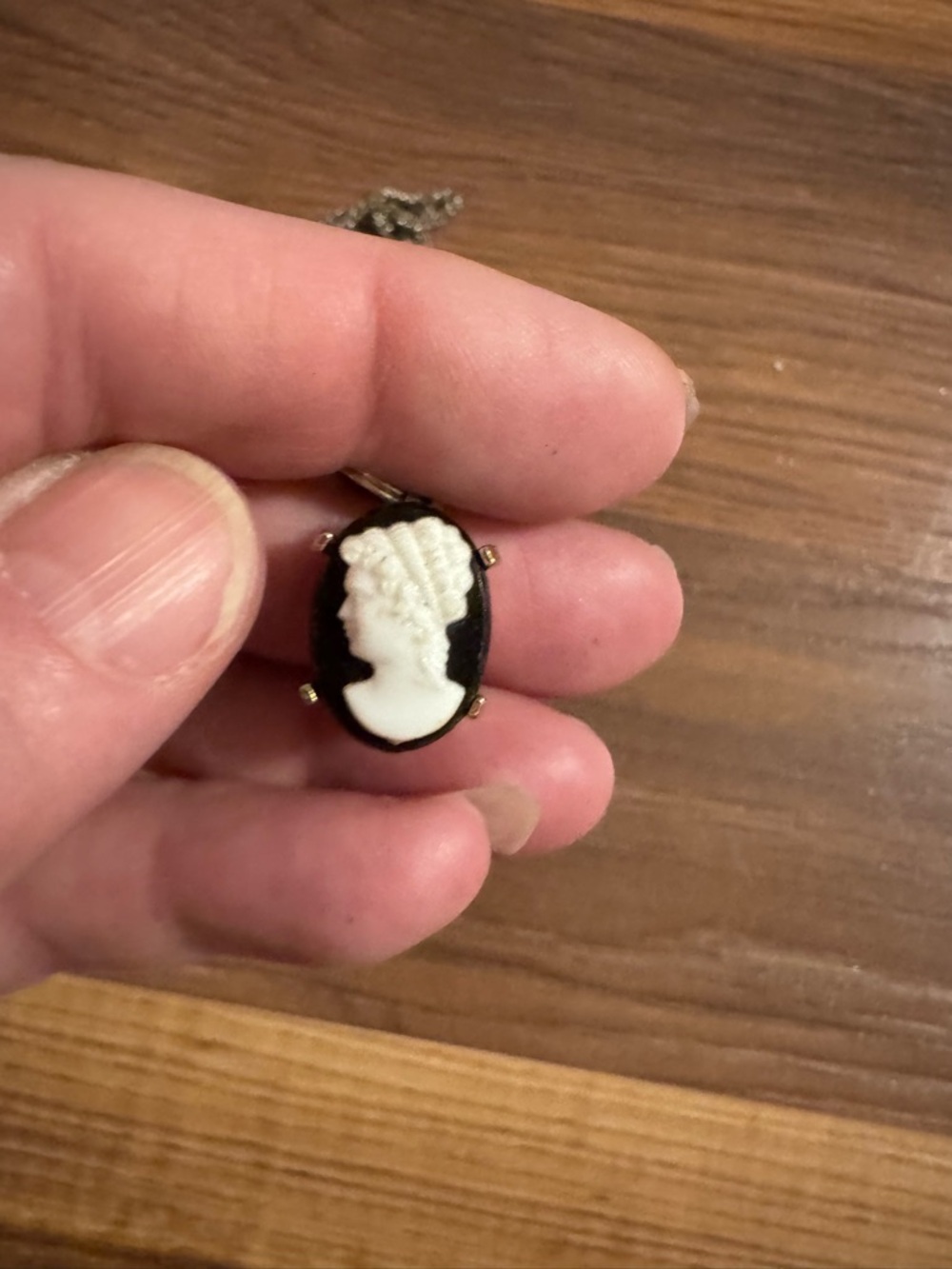 VINTAGE Estate Black and White Cameo Pendant Necklace - Picture 4 of 6